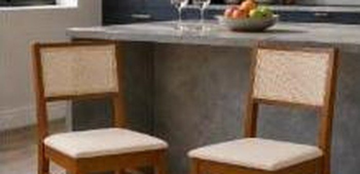 Kit com duas cadeiras estofadas de madeira maciça para mesa de jantar