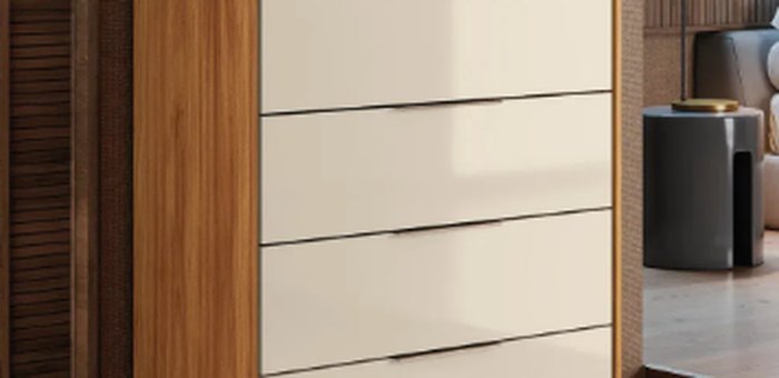 Cômoda com 4 gavetas em tom de madeira e acabamento off white