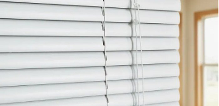 Persiana horizontal de PVC branca para janela de quarto
