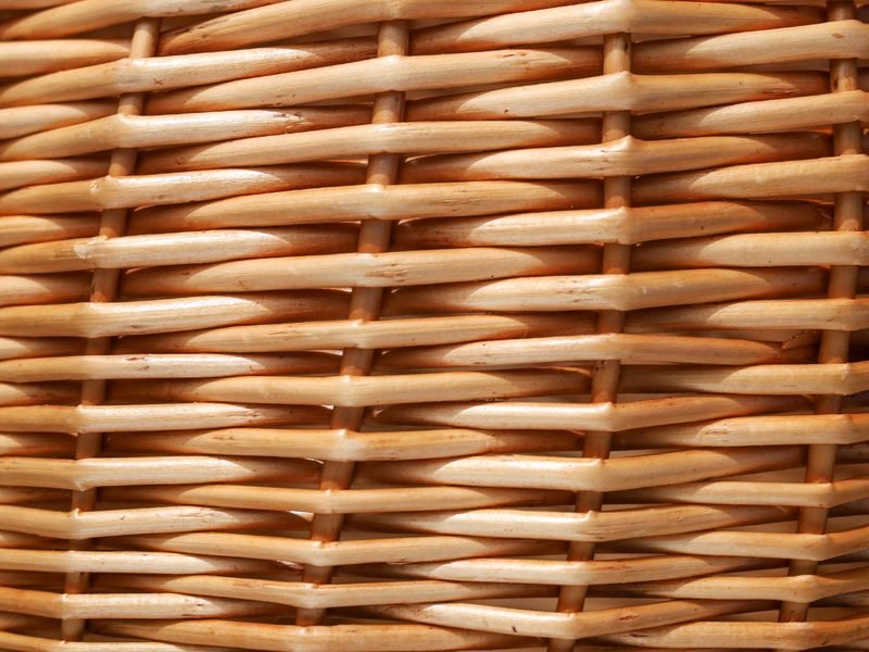 Detalhe da trama de fibra natural de um cesto de roupa suja