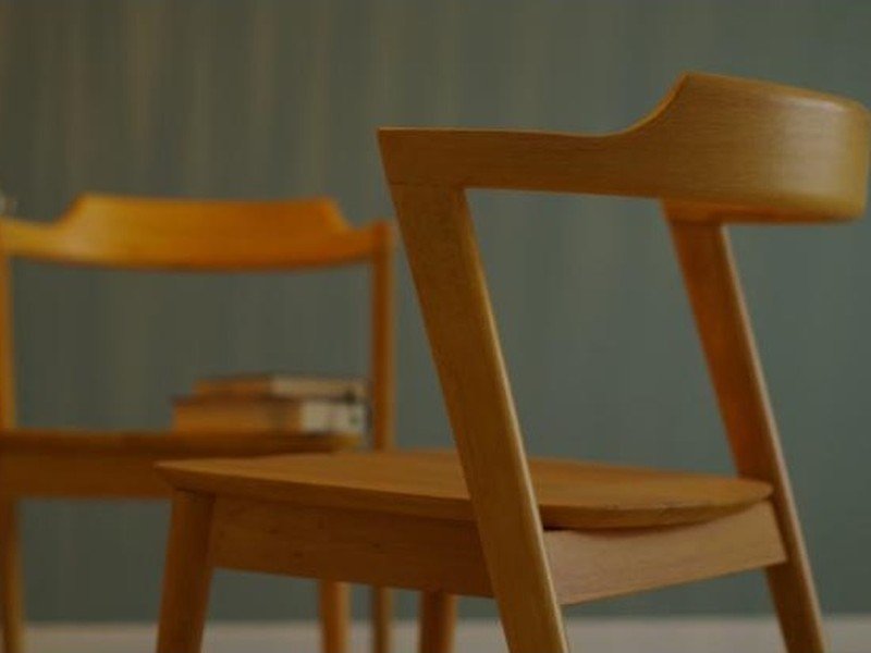 Detalhe do encosto e do estofado de uma cadeira de cozinha em madeira