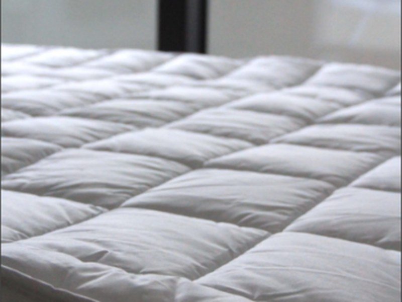 Detalhe da costura acolchoada de um colchão com pillow top