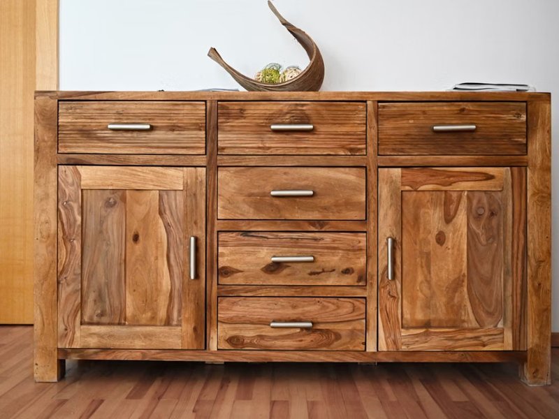 Cômoda de madeira maciça com gavetas e portas, tampo com objeto decorativo
