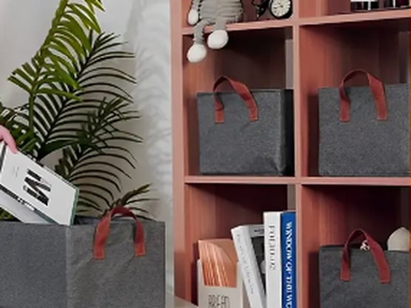 Caixas organizadoras de tecido usadas para guardar roupas e acessórios