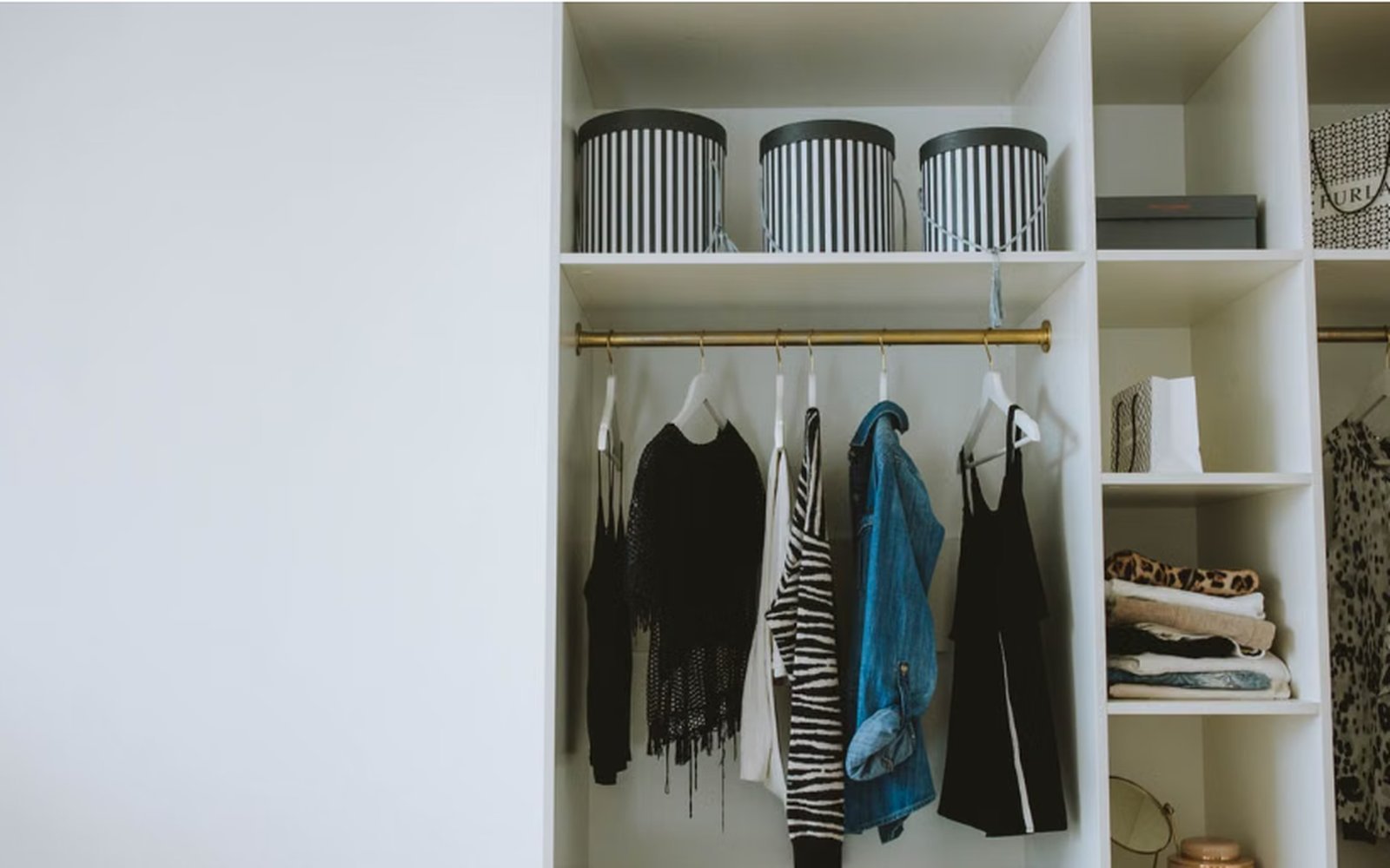 Como organizar um guarda-roupa pequeno (sem fazer reforma)