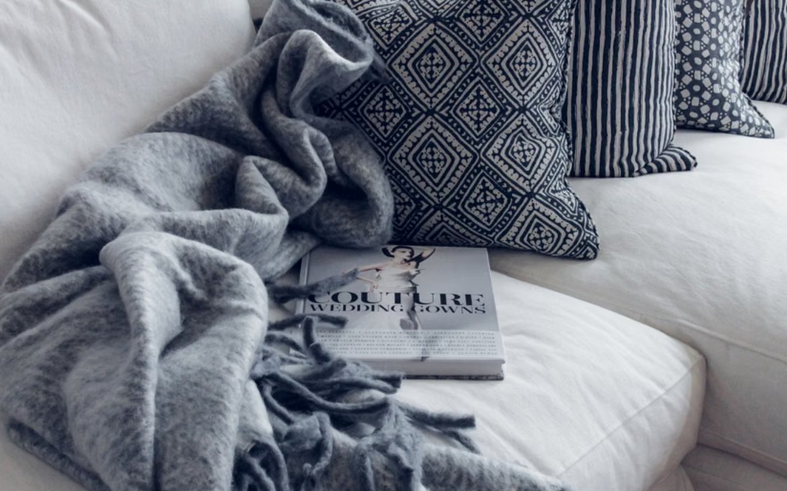 Manta para sofá: como escolher e usar na decoração