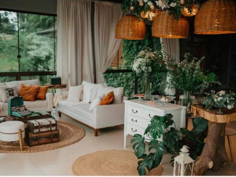 Tapete redondo de fibra natural em sala de estar com iluminação aconchegante