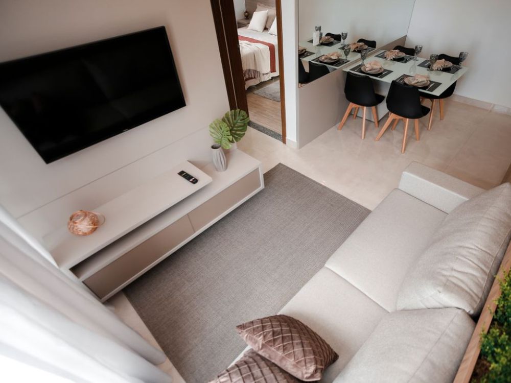 Sala com paredes claras e decoração minimalista