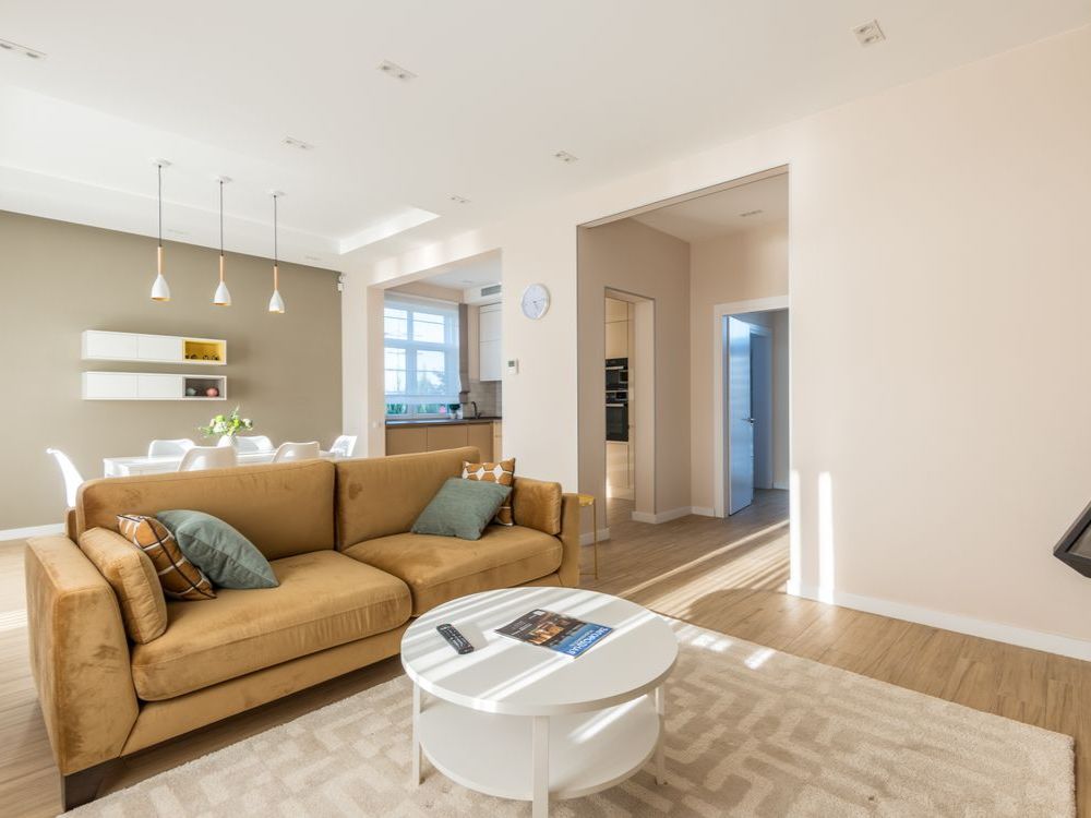 O off-white nas paredes cria uma base neutra e quente que valoriza qualquer estilo de decoração.